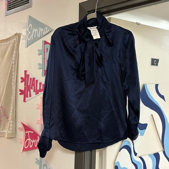 MaxMara silk satin shirt in navy! Like new condition! Size 4! - Picture 2 of 5